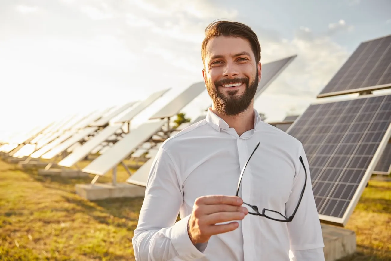 Projektentwickler vor einer Freiflächen-Photovoltaikanlage